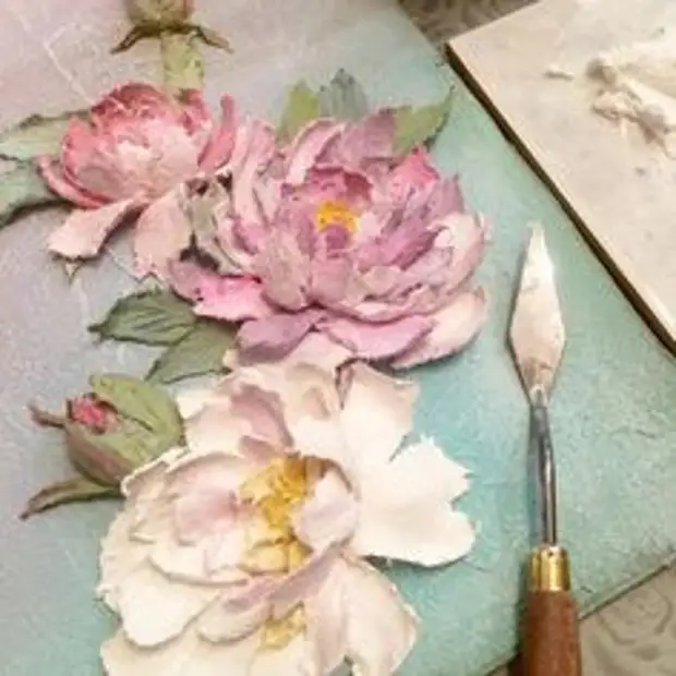 Blommor från dekorativa gips - charmig inredning som du vill repetera