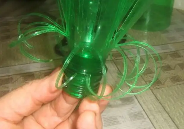 Plastikozko botiletatik koloreak ekoiztea