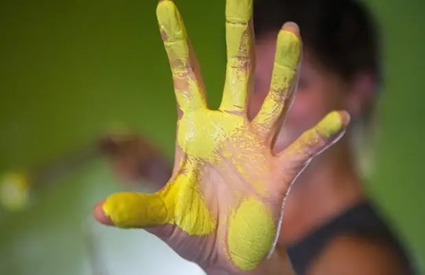 Χέρι σε χρώμα