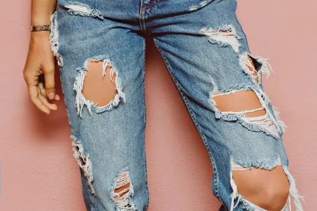 Warum tragen Sie nicht löcherische Jeans in der Hitze?