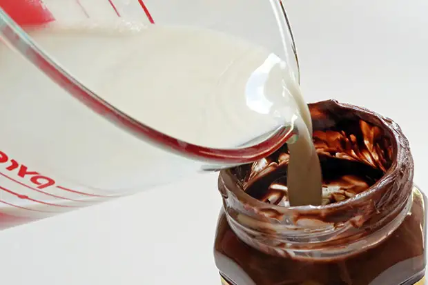 Tagihan dalam toples dengan sisa-sisa susu panas nutella