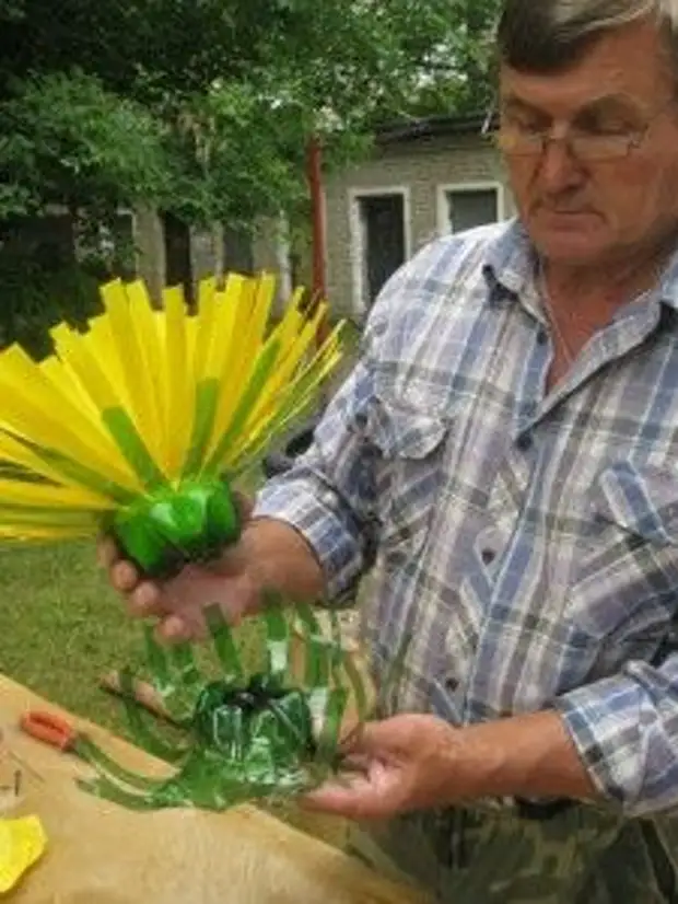 Simple flowers from plastic bottles: 25 photo ideas