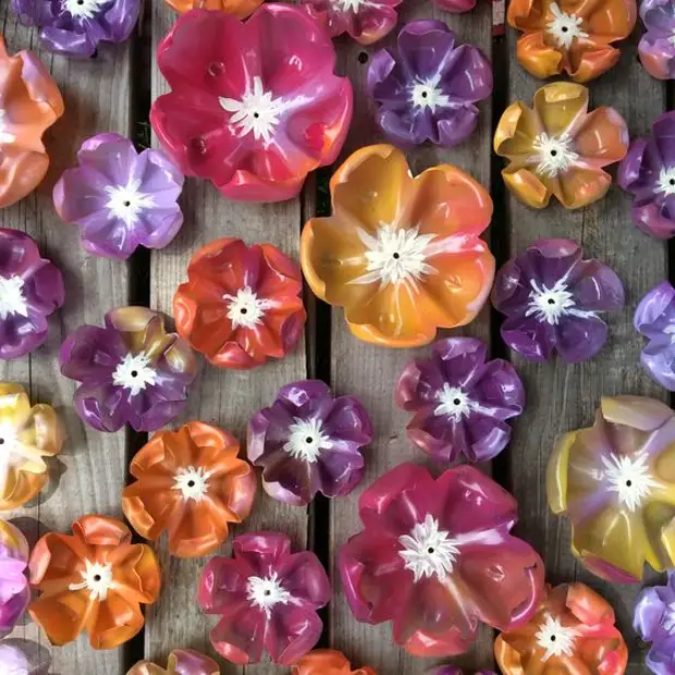 Simple flowers from plastic bottles: 25 photo ideas