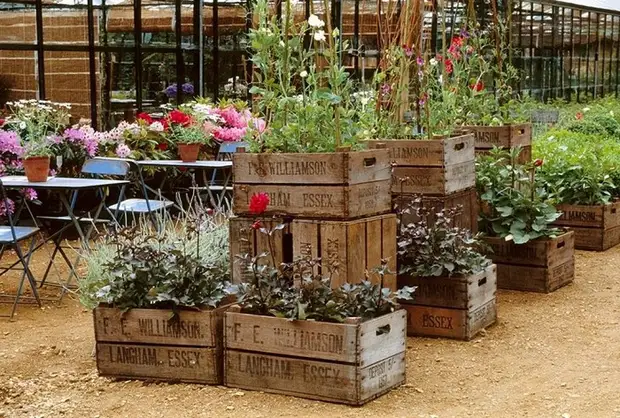 Des lits ergonomiques à plusieurs niveaux de vieilles boîtes en bois aimera également vos invités.