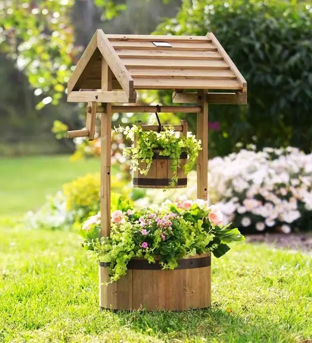 Un puits décoratif, qui s'intègre harmonieusement dans le paysage de la parcelle du jardin.