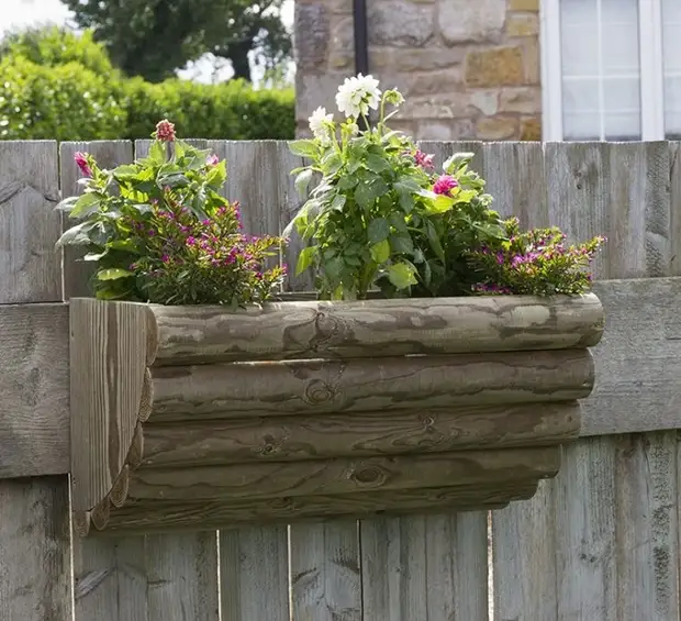 A simple wooden design that can be hung on the fence.