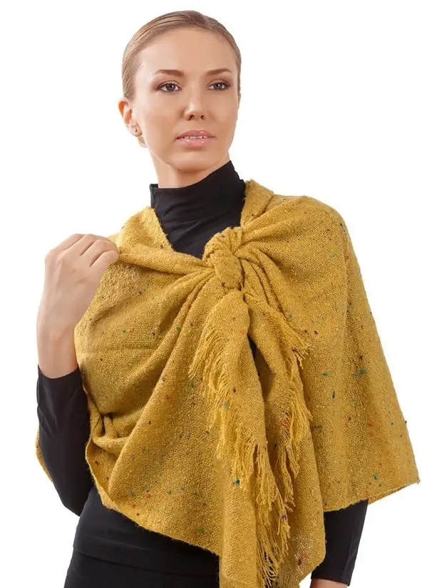 Scarves, pantiness, shawls. A na-ejikarị ụzọ dị mma