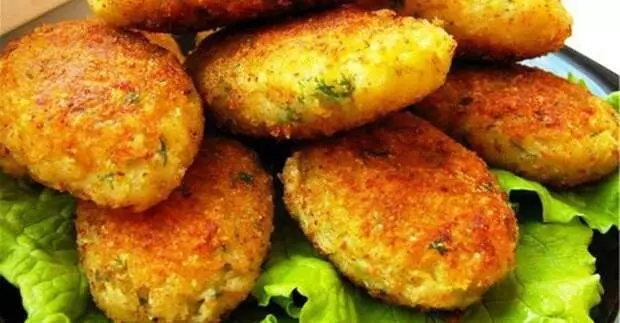 육즙과 맛있는 양배추 cutlets.