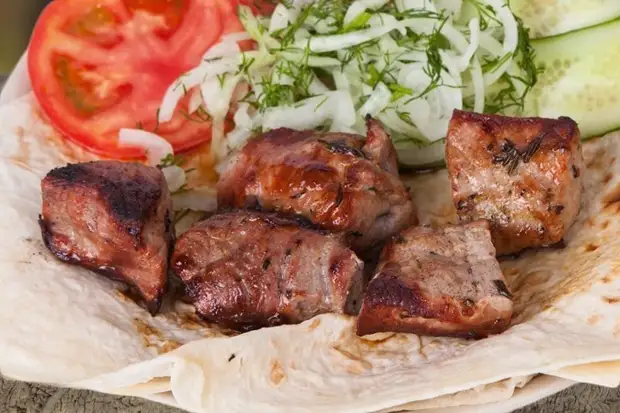 4. Pork Kebab di xwarina şerabê spî, onion, Gulan, goşt, picnic, recipe, masî, skewers