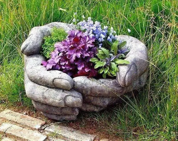 Pot dekoratif dalam bentuk tangan.