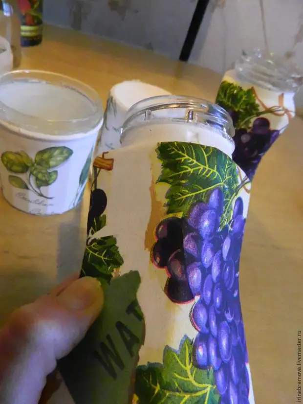 Handarbete: decoupage på kaffe burkar