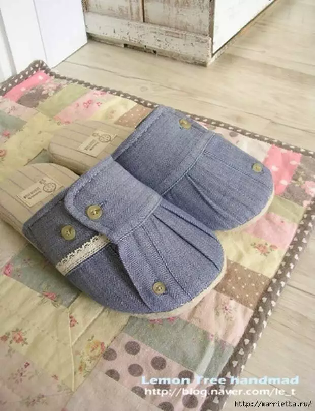 Tumahi kami ng mga tsinelas at mga teyp mula sa isang denim shirt