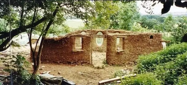 Mies, Kkoti rakensi talon, työskenteli vain 250 dollaria