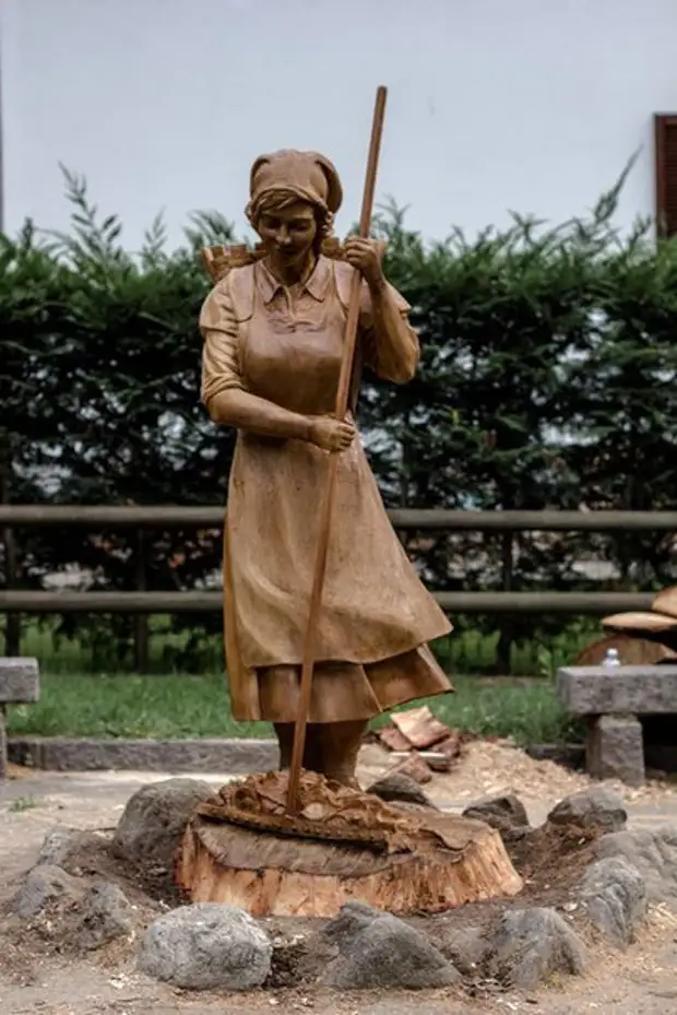 Holzbaumskulptur, Skulptur, Holzarbeit, lang, Prozess, Fotografie