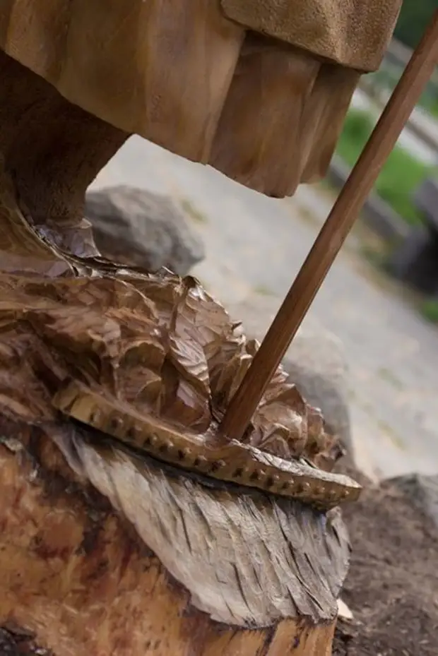 Holzbaumskulptur, Skulptur, Holzarbeit, lang, Prozess, Fotografie