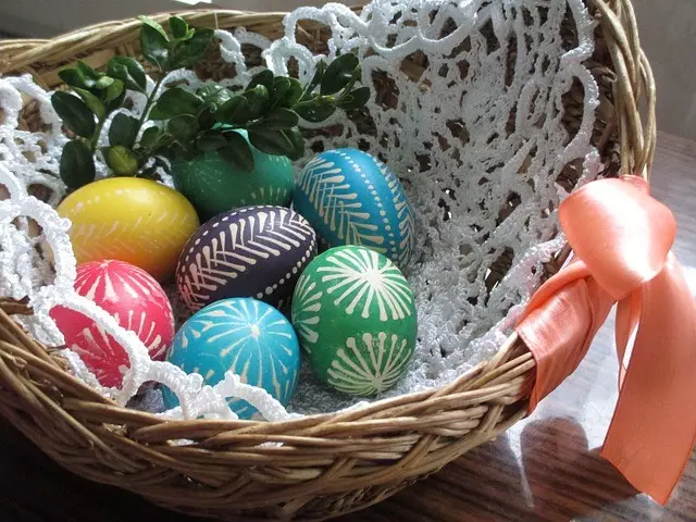 Szydełkowana serwetka służy jako element Easter Decor