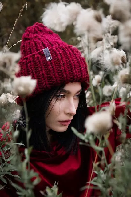 gadis di topi bunga