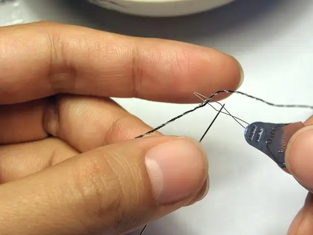 Hoe gemakkelijk het is om een ​​dikke draad in de naald te draaien