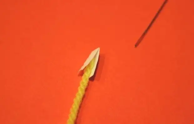 Hoe gemakkelijk het is om een ​​dikke draad in de naald te draaien