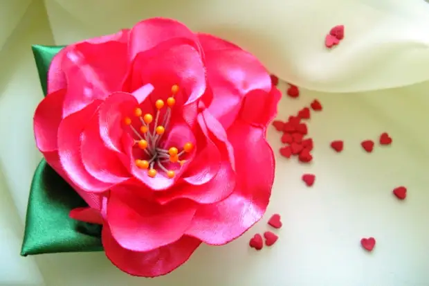 Elegante bloemen van satijnen linten