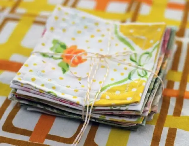 পুরাতন pillowcases থেকে সুন্দর napkins একটি সেট।