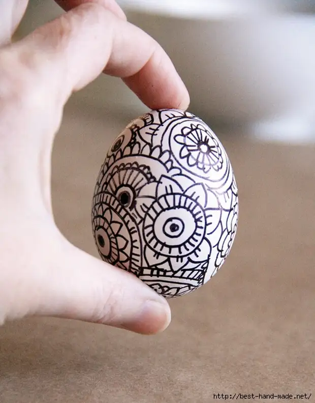Яйца маркером. Пасхальное яйцо Зентангл. Пасхальные яйца дудлинг. Роспись пасхального яйца Зентангл. Яйца разрисованные маркером.
