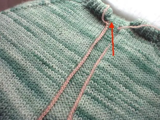 Vom Pullover zu einer Strickjacke oder wie man eine gestrickte Sache schneidet