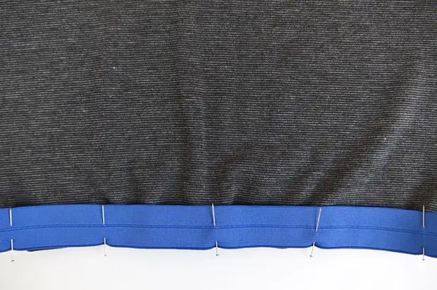 Hoe een elastisch lint naar een sectie naaien