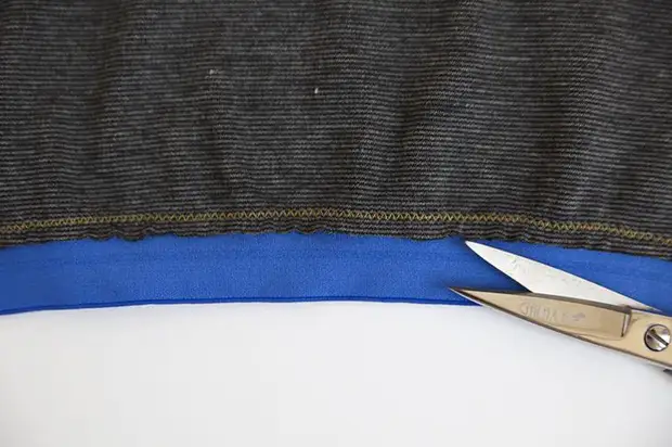 Hoe een elastisch lint naar een sectie naaien